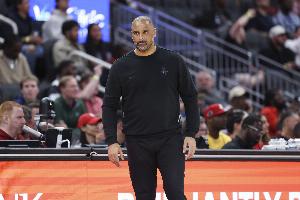 杨鸣：别说乌度卡调整能力不行 球员光打铁就没进攻空间