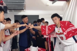 杜锋赛后更衣室动员：大家打得非常团结&无私 完美执行了布置内容
