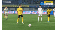 杨展鹏造点，戴维森主罚的点球被闫炳良扑出，西海岸仍0-0津门虎