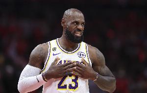 JR：对詹姆斯所做的一切感到惊叹 大家都得停止关于GOAT的讨论了