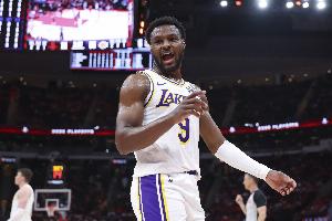 夸梅：小里弗斯起码是自己进NBA的 为什么你们只骂他不骂布朗尼？