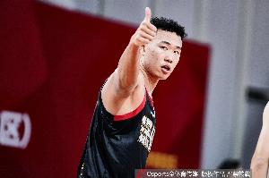 记者：贺希宁的比赛气质经过这些年的历练愈发老练 大器晚成