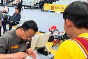 正能量！山西男篮队医在场边帮助崴脚的球迷进行治疗