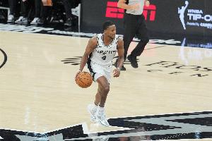 福克斯：我们在见证文班亚马的伟大 他从不抱怨且表现出色