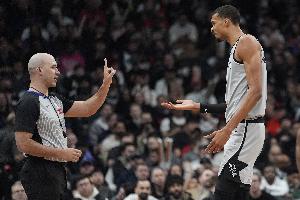 张佳玮：文班是被针对到上头了 内线巨无霸都得过气性这一关