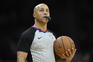 NBA官方：马克·戴维斯担任骑士与活塞G4的主裁判