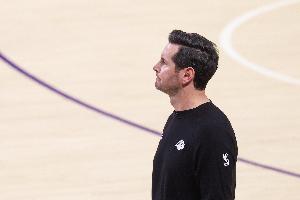美媒质疑雷迪克落后3分安排：手感火热的八村塁被换下 上克莱伯？