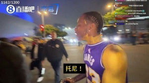 网红湖蜜蹲到湖雷主裁下班&质问：别人冲LBJ吹口气就该吹他犯规啊