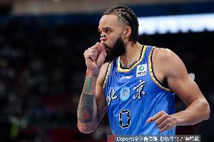 就是打不进！麦基替补6中0仅靠罚球拿2分5板1助1帽