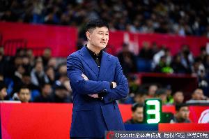 记者：广东不断变阵仍解决不了进攻问题 北京双小外+联防奏效