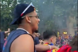 尴尬了！巴萨游行误播嘲讽尤文歌曲，官方没察觉还在社媒晒出视频