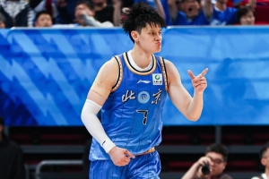 填满数据栏！曾凡博半场4中3高效拿下9分2板1助1断1帽