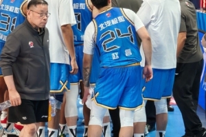 媒体人：赵睿拿着冰敷左腿大腿外侧 应该是硬伤 顶一下的确很疼