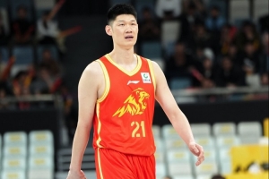 媒体人：胡金秋赛后膝盖缠着厚厚的冰袋 看起来问题不算大
