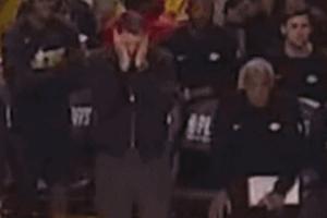 现场观众：东契奇质疑为啥换下八村塁 对教练连连摊手真忍不了！