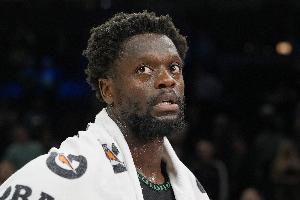 你得强硬起来！兰德尔半场多次被撞飞 7中2仅拿6分3板