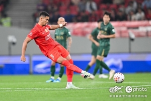 上海海港队2-2战平浙江俱乐部绿城队，下轮将做客对阵成都蓉城