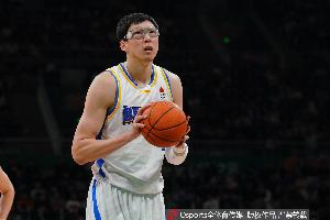 周琦已经拼尽全力 没人给他传球 最后只能靠自己在内线硬凿了