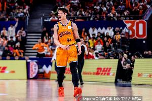 各领2次犯规！王哲林半场6分2板2助VS周琦2分3板2帽