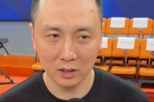 卢伟：对北京队双塔做细致部署 我们把篮投出来 效果就不一样了