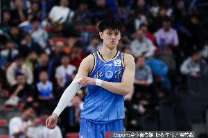 内外开花！曾凡博半场4中4贡献10分 三分2中2