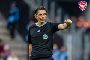 暖心！拜仁vs科隆主裁艾泰金退休，赛后两队球员为他送上祝福