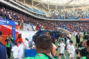 山东泰山队对阵青岛海牛赛前，韩鹏与米兰握手