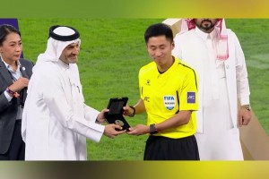 亚冠决赛担任第四官员！赛后颁奖马宁登台领取奖牌！