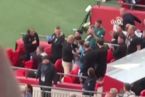 啥意思？尼科攻入世界波后，瓜迪奥拉跑向赖因德斯送上拥抱