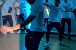 MJ来了！恰球王风骚舞姿，全队围着巨型蛋糕纵情高歌！