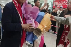 徐正源抵达沈阳，铁人球迷高喊其名字欢迎到来