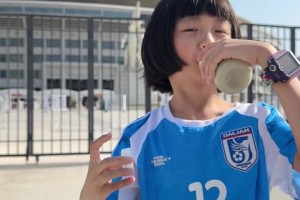 就爱这味儿！大连小球迷远征北京：在工体前猛喝一口豆汁儿