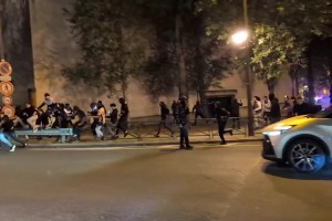 大巴黎晋级决赛！巴黎球迷向警方投掷烟花爆竹发生骚乱！