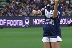澳超赛场，小姐姐小提琴现场演奏互动