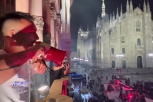 欢乐多！齐沃被迪马尔科推向前单独接受掌声，途中差点滑倒