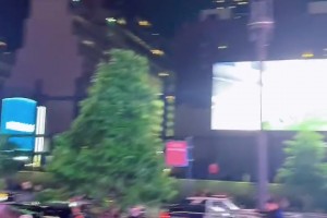 开车2小时就能到！赛后大群尼克斯球迷在76人球馆庆祝胜利